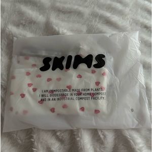 NWT SKIMS FITS EVERYBODY CROPPED CAMI IN RUBY HEART PRINT- size s